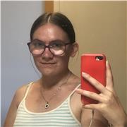 Étudiante qui donne des cours de soutien au niveau collège